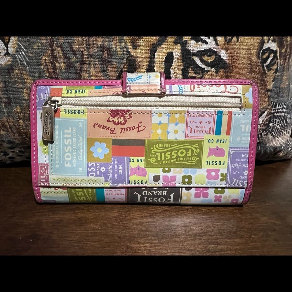 FOSSIL TRAVEL AROUND THE WORLD WALLET - Picture 2 of 5